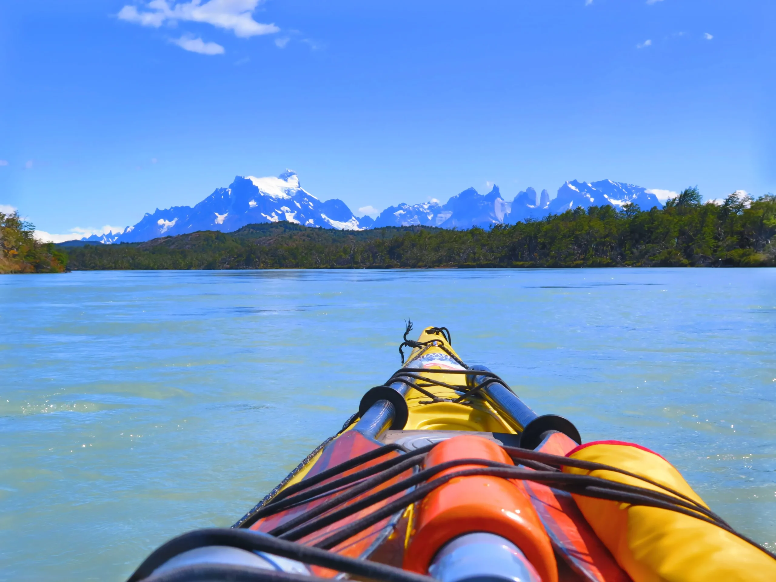 Kayak en río Grey