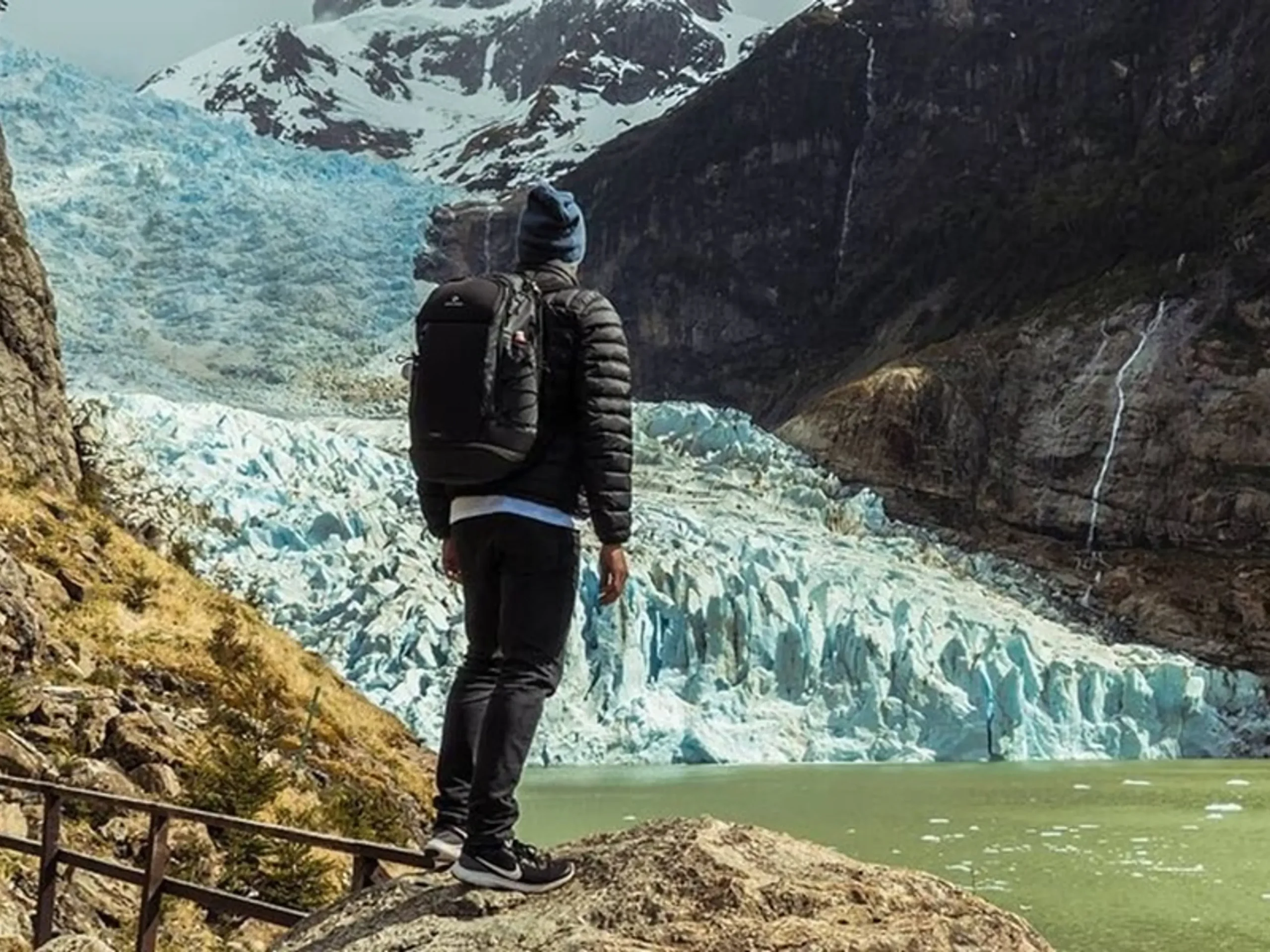 Cascada y glaciar